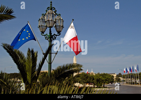 Maltese e Unione europea bandiere Valletta Malta Foto Stock