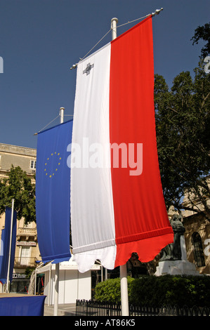 Maltese e Unione europea bandiere Valletta Malta Foto Stock