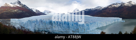 Un panorama ripreso del Ghiacciaio Perito Moreno come esso scende dalle montagne Foto Stock