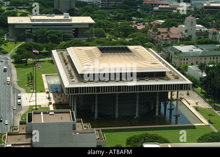 Riprese aeree delle Hawaii State Capitol Building nel centro cittadino di Honolulu. Foto Stock