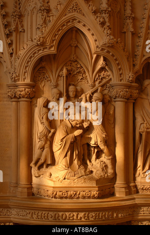 La Cattedrale di Exeter Devon martiri il pulpito è stato progettato da George Gilbert Scott nel XIX secolo e rappresenta il martirio di St Alban Foto Stock