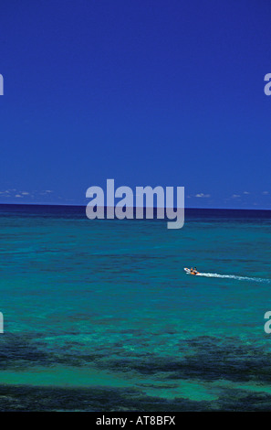 Vista del cielo blu & oceano con piccola barca sul lato destro nelle acque al largo Lanikai. Foto Stock