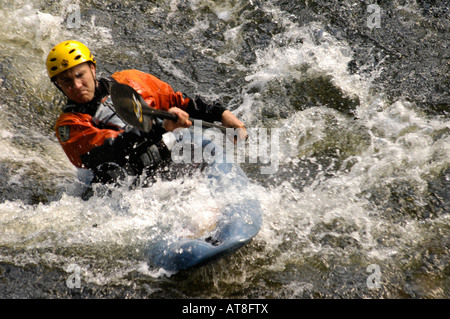 Canoeist in acqua bianca sul fiume Teifi, Llandysul Foto Stock