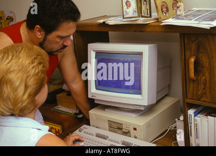 Giovane lavora al computer Foto Stock