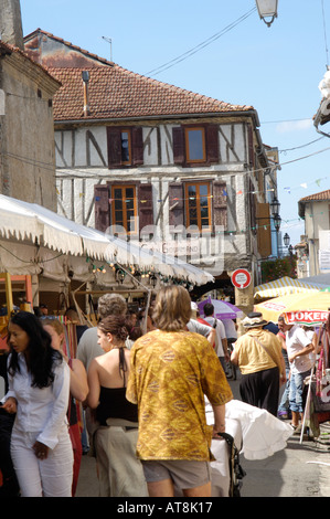 La Francia. A sud-ovest. Le Gers. Marciac. Con travi di legno vecchio edificio Boulangerie-Patisserie nella piazza principale e la folla durante il summer jazz Foto Stock