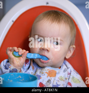 Allattamento Se stesso Foto Stock