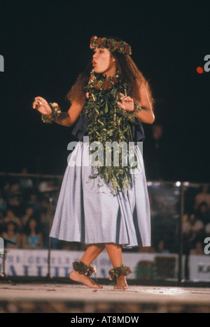 Kahiko (antica) hula al Merrie Monarch Festival, Hilo, Big Island delle Hawaii Foto Stock