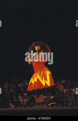 Kahiko (antica) hula al Merrie Monarch Festival, Hilo, Big Island delle Hawaii Foto Stock