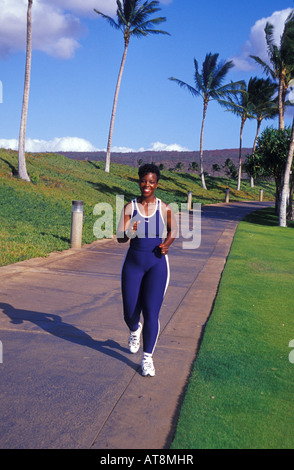 Donna jogging all'Ko Olina beach, a ovest di Oahu Foto Stock