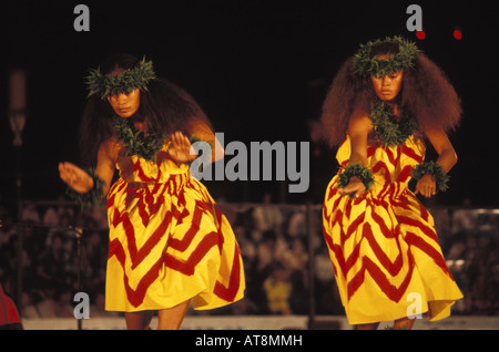 Hula Kahiko (antica forma) al Merrie Monarch Festival, Hilo, Big Island Foto Stock