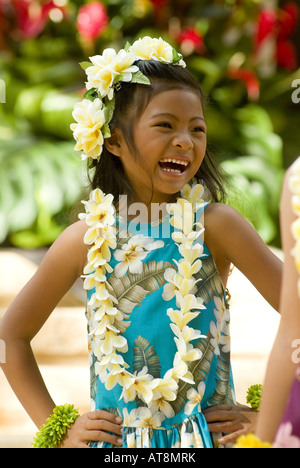 Hula ballerini eseguono presso il Parco Kapiolani bandstand il giorno di maggio, noto anche nelle Hawaii come lei giorno Foto Stock