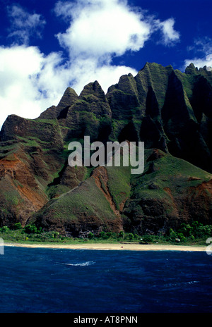 La splendida lussureggianti verdi scogliere della Na Pali costa sulla sponda settentrionale di Kauai. Foto Stock