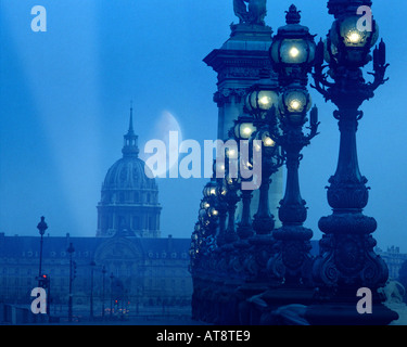 FR - PARIS: serata al Pont Alexandre III Foto Stock