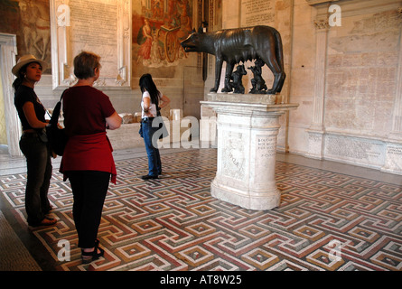 Etrusca statua in bronzo della leggendaria lupa lattante gemelli Romolo e Remo, il simbolo di Roma, presso i Musei Capitolini Foto Stock