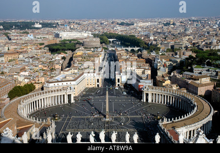 Vista dalla cupola della basilica di San Pietro in giù per la grande piazza e su per il fiume Tevere e il centro storico di Roma Foto Stock