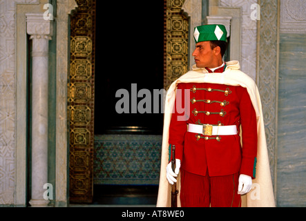 1, un uomo marocchino, guardia di sicurezza, guardia, di custodia, Mausoleo di Mohammed V, città di Rabat, Rabat, Marocco, Africa settentrionale, Africa Foto Stock