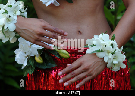 Hapa-Haole ballerina di hula preparazione alla danza presso il Royal Hawaiian Hotel per il festival annuale Foto Stock