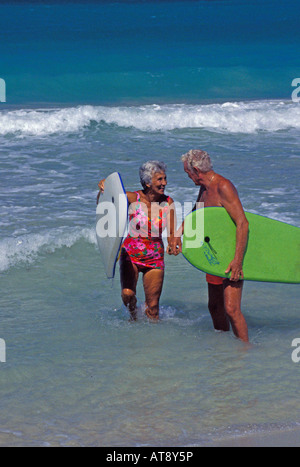 Coppia senior che si diverte in spiaggia Foto Stock