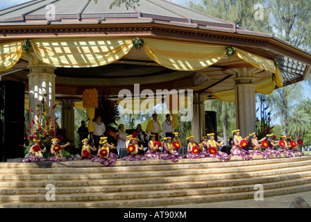 Hula ballerini eseguono presso il Parco Kapiolani bandstand il giorno di maggio, noto anche nelle Hawaii come lei giorno Foto Stock
