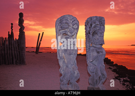 Grande Isola città di rifugio, Pu uhonua O Honaunau hale o keawe heiau al tramonto Foto Stock
