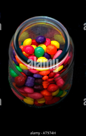 Un vaso di vetro riempito con Multi Caramelle colorate/Candy. Foto Stock