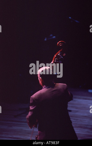 Cuban bass player Orlando "" Cachaíto López eseguendo a Londra presso la Royal Festival Hall Foto Stock