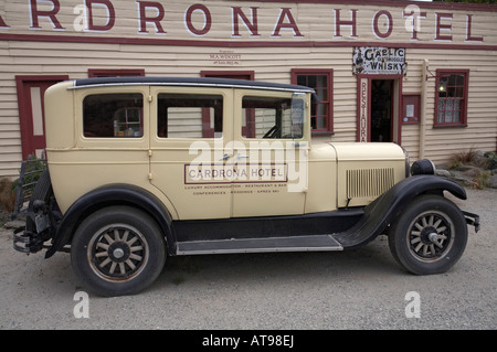 Classic Vintage Ford auto parcheggiate al di fuori della Cardrona Hotel, Cardrona, Wanaka, Isola del Sud, Nuova Zelanda Foto Stock