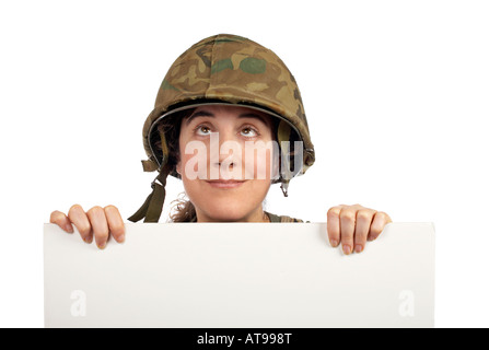 Curioso Soldier Girl holding di spazi pubblicitari per la ricerca di Foto Stock