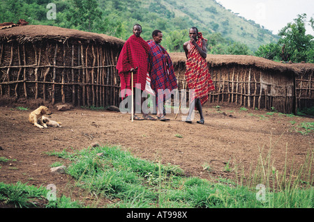 Maasai anziani al loro villaggio Masai Mara riserva nazionale del Kenya Africa orientale Foto Stock