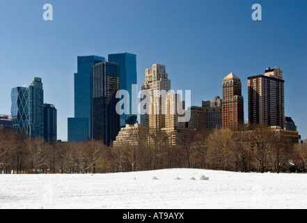 Sheep Meadow a Central Park con il Central Park West Skyline e il Time Warner Center Foto Stock