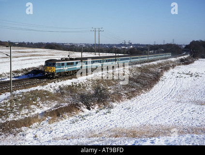 Classe 86 locomotore elettrico numero 86250 lavorando un Anglia treni passeggeri sulla struttura Belstead Bank il 28 gennaio 2004. Foto Stock