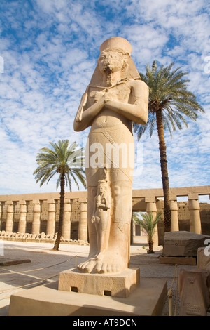 Il colosso statua di Ramses II e la figlia Bant Anta in Tempio di Karnak Sito Patrimonio Mondiale dell'UNESCO Tebe Egitto Nord Africa Foto Stock