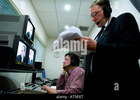 Editor di Studio Director controlla durante un dibattito televisivo Foto Stock