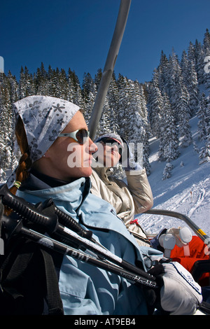 Due donne sulla seggiovia Foto Stock