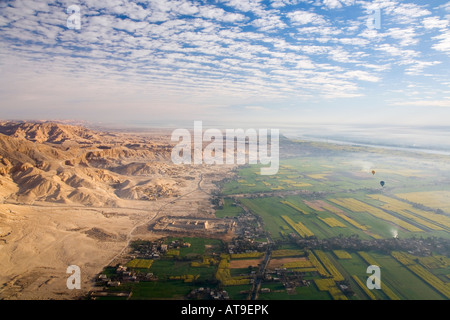 Vista aerea di Luxor West Bank Theban Montagne Valle dei Re prese dalla mongolfiera all'alba Egitto Nord Africa Foto Stock