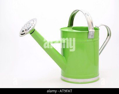 Un singolo piccolo argento e calce verde acqua di metallo può contro un fondo bianco semplice Foto Stock