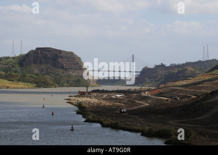 Il Galliard taglio del Canale di Panama con Collina d'oro sulla sinistra e appaltatori di collina sulla destra. Foto Stock