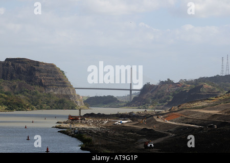 Il Galliard taglio del Canale di Panama con Collina d'oro sulla sinistra e appaltatori di collina sulla destra. Foto Stock