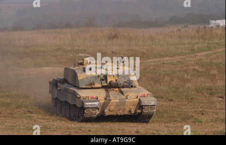 Esercito britannico Challenger 2 battaglia principale serbatoio di marcia a velocità attraverso Salisbury Plain WILTSHIRE REGNO UNITO con Scottish si intraversa sulla torretta Foto Stock