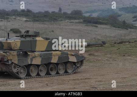 Esercito britannico Challenger 2 carro armato principale la preparazione a fuoco i suoi 120 mm gun foto Foto Stock