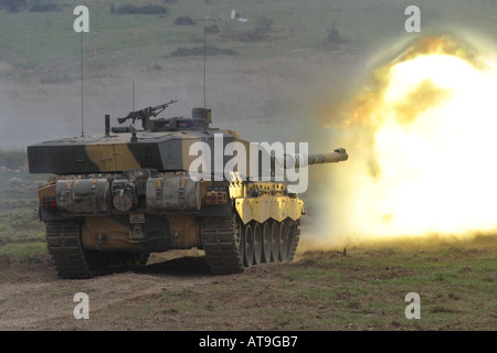 Esercito britannico Challenger 2 principali di carro armato sparando le sue 120 mm pistola su Salisbury Plain esercito di formazione di massa gamma Wiltshire Foto Stock