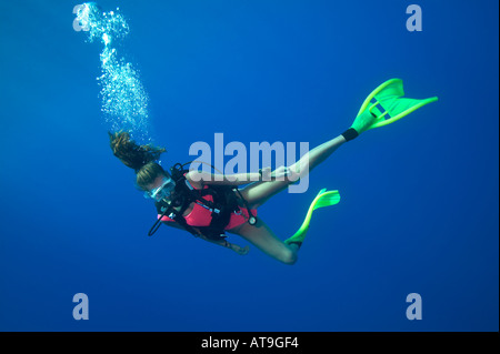 Donna diver facendo del fermo di sicurezza Mucho grotte divesite Cay Sal Banca Isole Bahamas Foto Stock