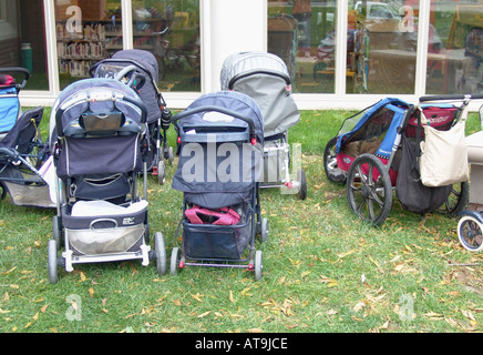 Traffico di baby carrozzine parcheggiate fuori centro comunitario biblioteca da bambinaie Foto Stock