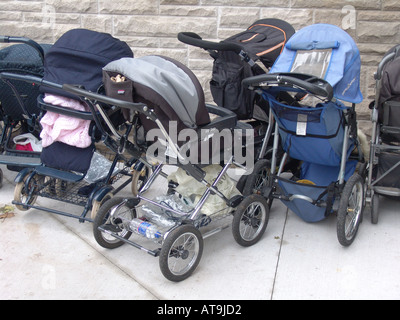 Traffico di baby carrozzine parcheggiate fuori centro comunitario biblioteca da bambinaie Foto Stock