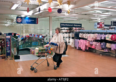 Tesco Express superstore a Bridgend. Foto Stock