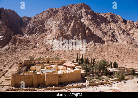 Santa Caterina s monastero con mura in Sinai alto deserto montagna. St Katherine Penisola del Sinai Egitto vi secolo Foto Stock