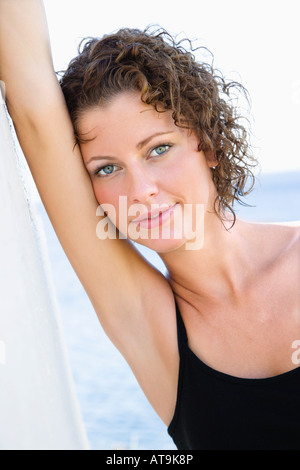Ritratto di sorridenti giovani caucasici femmina adulta guardando viewer Foto Stock