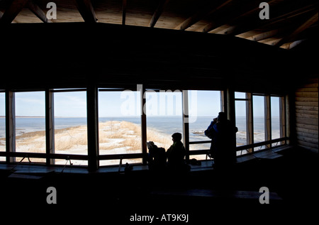 Paio di birdwatcher all'interno di un uccello nascondi Liminganlahti nella riserva naturale della Finlandia Foto Stock