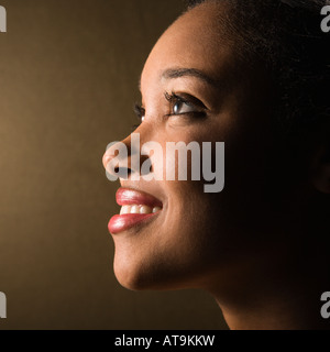 Ritratto di sorridere americano africano giovane femmina adulta Foto Stock
