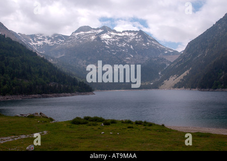 Lac d' Aumar e Pic de Neouvielle nei Pirenei francesi Foto Stock